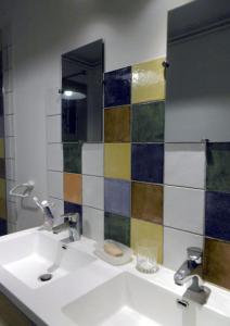 La salle de bains est pourvue d'un lavabo et d'un miroir. dans l'établissement Bienvenue au gîte de Claret, à Casseneuil