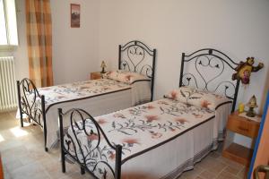 TiggianoにあるVILLA DAVIDEのツインベッド2台が備わる客室です。