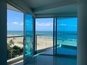 a room with a view of the beach and the ocean at 2 Dormitorios Playa Morros y Vista Mar in Cartagena de Indias