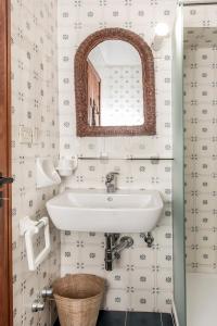 uma casa de banho com um lavatório e um espelho em Casale della Luna em Ancona