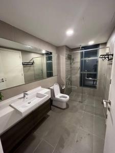 uma casa de banho com um lavatório, um WC e um chuveiro em Teega Suites #3101 Puteri Harbour Iskandar Puteri em Nusajaya