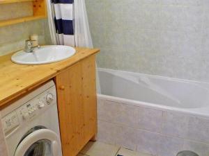 ein Badezimmer mit einem Waschbecken und einer Waschmaschine in der Unterkunft Appartement Samoëns, 4 pièces, 6 personnes - FR-1-629-14 in Samoëns