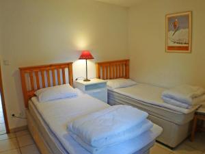 Ένα ή περισσότερα κρεβάτια σε δωμάτιο στο Appartement 4 pièces au cœur de Samoëns - Animaux Acceptés, Parking, WIFI - FR-1-629-14