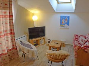 een woonkamer met een bank en een tv bij Appartement Samoëns, 3 pièces, 6 personnes - FR-1-629-23 in Samoëns