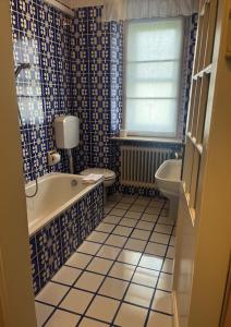 a bathroom with a tub and a toilet and a sink at Casa Bea in Casa Rougna