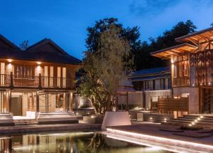 清迈Aleenta Retreat Chiang Mai - The Leading Hotels of the World的晚上有游泳池的房子