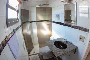 a bathroom with a toilet and a sink at Pousada Pérola do Guarujá Ltda- Me in Guarujá