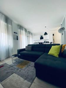 a living room with a blue couch and a table at Sun Street Apartment in Verona