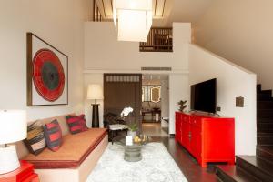Aleenta Retreat Chiang Mai - The Leading Hotels of the World的电视和/或娱乐中心