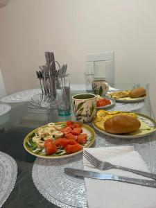 una mesa con platos de comida encima en CasaBlanca Avcircunvalar, en Duitama