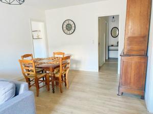 stół i krzesła w salonie w obiekcie Appartement Centre-Ville w Bastii