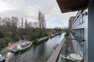 - Vistas a un río con barcos en Regent's Canal View Apartment, en Londres