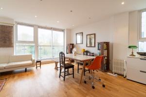 a kitchen and living room with a table and chairs at Regent's Canal View Apartment in London