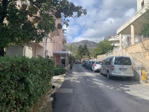 una calle con coches estacionados al costado de la carretera en Daniel en Igalo