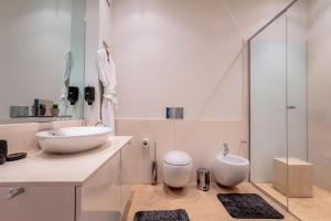 ウィーンにあるLong Term Rentalsの白いバスルーム(洗面台、トイレ付)