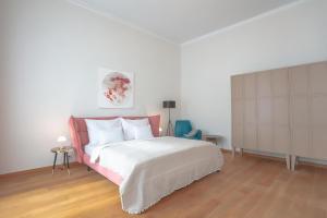 a bedroom with a large bed with a red headboard at Long Term Rentals in Vienna