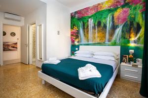 Schlafzimmer mit einem Bett mit Wandgemälde in der Unterkunft Room in BB - BB Sorrento Love You room Capri in Sorrent