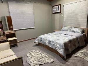 1 dormitorio con cama y ventana grande en Delta en Yeda