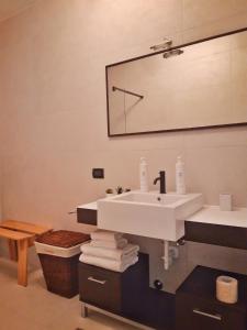 y baño con lavabo blanco y espejo. en Lake View Gateway - by MyHomeInComo en Argegno