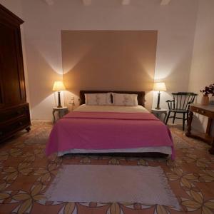 1 dormitorio con 1 cama, 2 sillas y 2 lámparas en House of Character in Valletta, en La Valeta