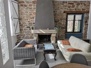 - un salon avec un canapé et une cheminée dans l'établissement shamshouse, à Dol-de-Bretagne