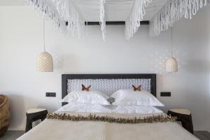 Letto o letti in una camera di Myconian Utopia Relais & Chateaux