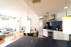 A kitchen or kitchenette at Espectacular vivienda con piscina climatizada