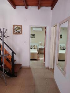 - un couloir avec une chambre dotée de 2 lits dans l'établissement Complejo Amarelo, à Chajarí