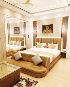 1 dormitorio grande con 1 cama grande y 1 sofá en The Origin Suites DLF MY PAD, en Lucknow