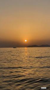 una puesta de sol sobre un gran cuerpo de agua en Panorama, en Vlorë