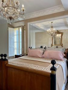 een slaapkamer met een groot bed en een grote spiegel bij Castiglione 27 Luxury Suite in Bologna