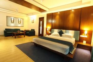 una camera con un grande letto e un soggiorno di Flag House Resort a Jūnga