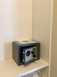 里耶卡的住宿－Portview apartment，放在一个房间里架子上的一个小收音机