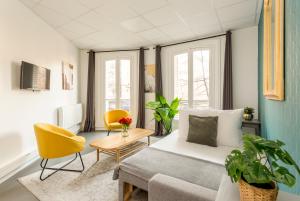 ein Wohnzimmer mit einem Bett, einem Tisch und Stühlen in der Unterkunft Cosy 3 bedrooms apartment - Le Marais in Paris