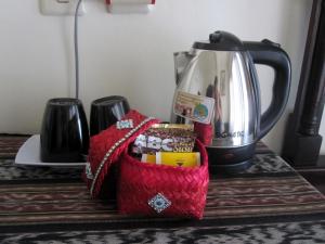Fasilitas pembuat kopi dan teh di Galang Kangin Bungalows