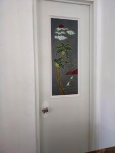 eine Tür mit einem Bild einer Palme darauf in der Unterkunft FAST Wifi 400 Mbps Tiny House in Bacolod City in Bacolod City
