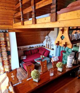 Kauperhaus في بورغ (سبريوالد): غرفة معيشة مع أريكة حمراء وطاولة