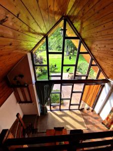 einen Blick über ein Zimmer mit einem großen Fenster in der Unterkunft Kauperhaus in Burg