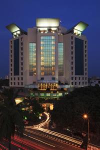 duży budynek w nocy z drogą przed nim w obiekcie The Accord Metropolitan w mieście Ćennaj