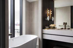Melbourne Marriott Hotel Docklands的一间浴室