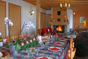 - une table avec des verres à vin et une cheminée dans l'établissement Chalet Le Sabot De Venus, à Combloux