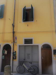 a bike parked in front of a building at Casa Marzia in Montevarchi