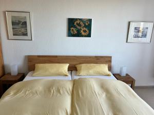 - 2 lits installés l'un à côté de l'autre dans une chambre dans l'établissement Haus Seelöwe Wohnung 1, à Wittdün
