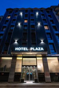 - un bâtiment avec un panneau sur lequel figure une place d'hôtel dans l'établissement Hotel Plaza, à Turin