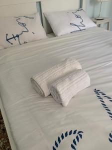 ローマにあるB&B da Giuliaのベッド(白い毛布、枕付)
