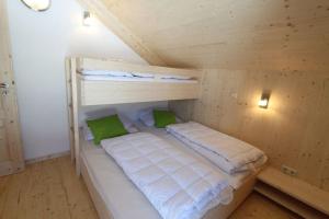 Chalet Murau: Luxurious 5 star chalet in ski area Kreischberg tesisinde bir ranza yatağı veya ranza yatakları