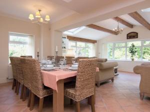 een eetkamer met een tafel en stoelen bij Copper Beech Cottage in Henfynyw Upper