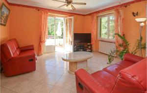 uma sala de estar com mobiliário de couro vermelho e uma mesa em Awesome Home In Les Salles Du Gardon With Private Swimming Pool, Can Be Inside Or Outside em Soustelle