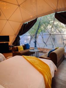 una habitación con 2 camas y una tienda de campaña en Aquamare Beach Camp Resort en Siquijor