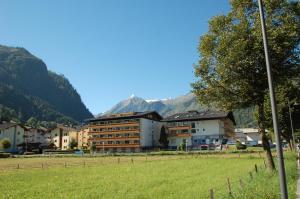 a group of buildings with mountains in the background at Deluxe Studio Kaprun by All in One Apartments in Kaprun